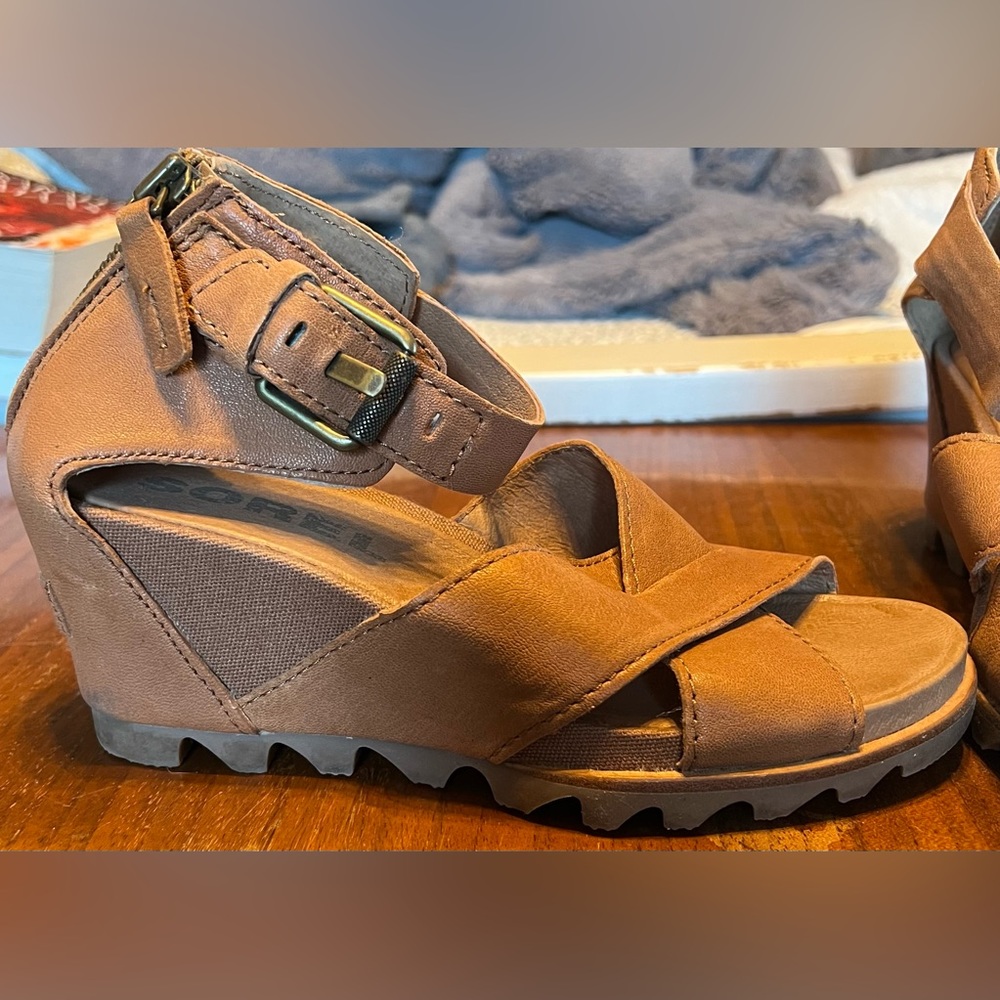 WOMEN'S size 7 sorel wedge sandle.